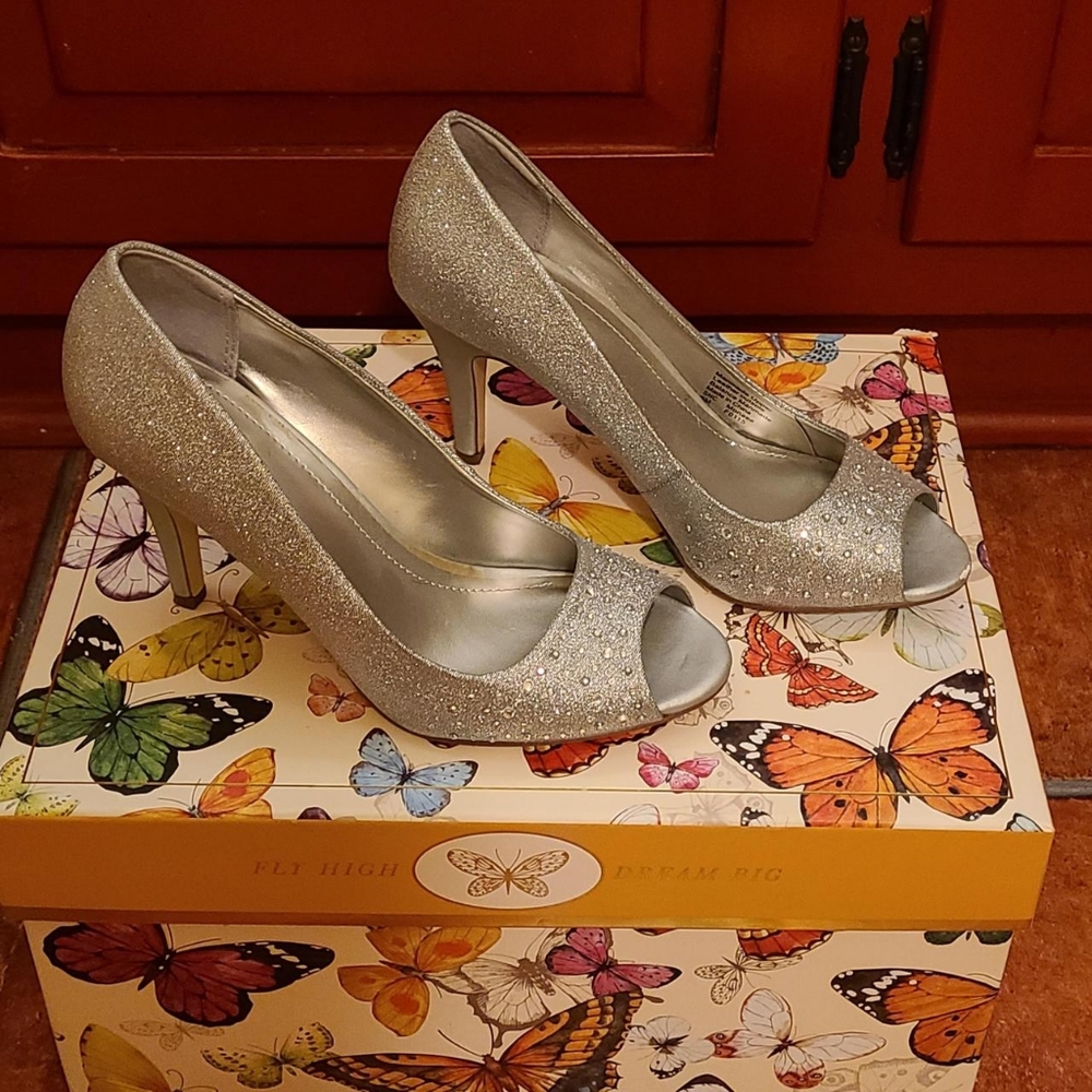 Style & Co Women's Grey and Silver Heels